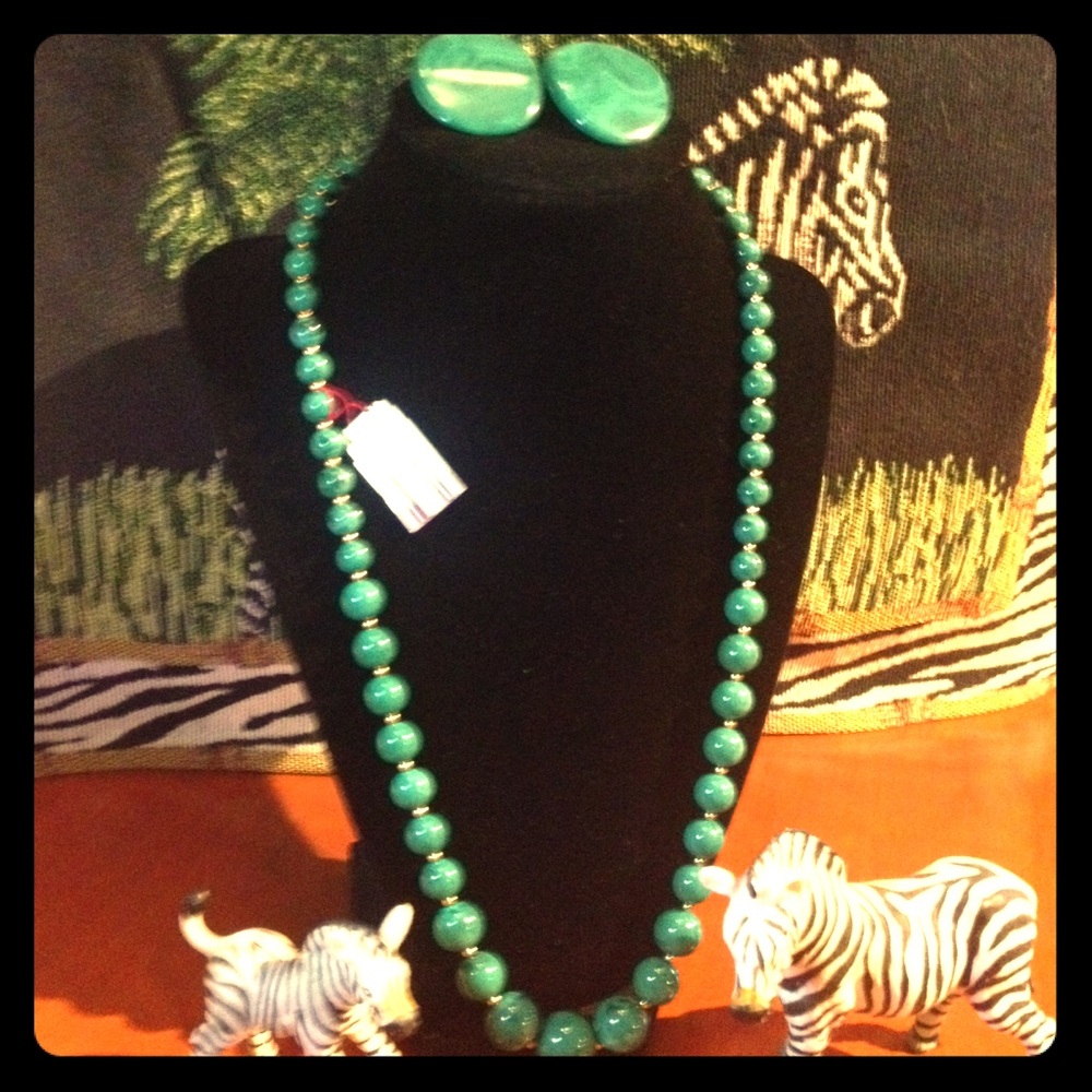 🍀☘ MARVELLA emerald swirl neck/earring SET! ☘🍀